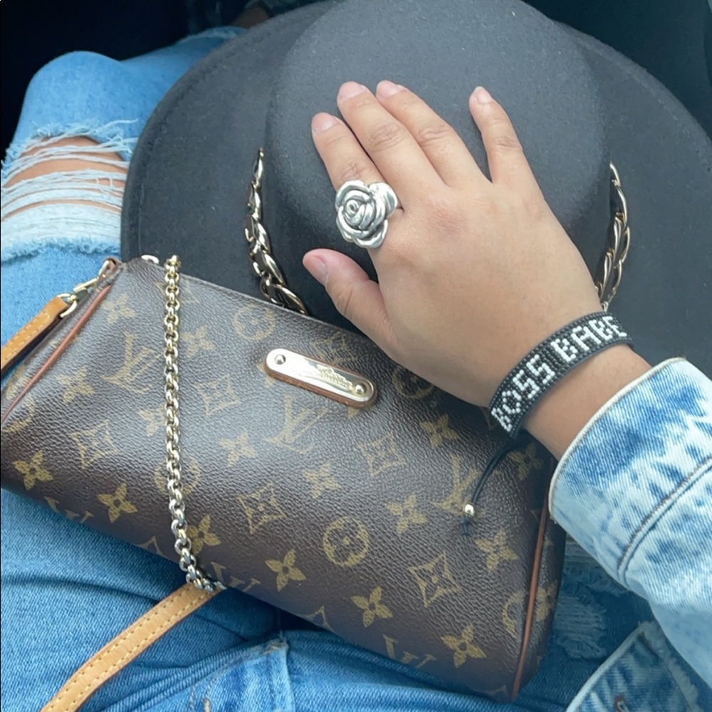 Authentic Louis Vuitton Eva Clutch
